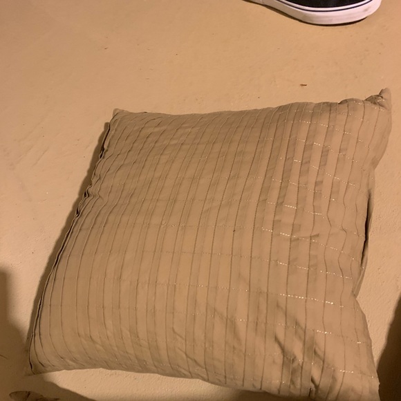 Decorative pillows - Picture 3 of 5